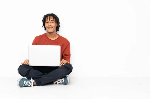 Fiatal Afro Amerikai Férfi Padlón Dolgozik Laptopjával Keresztbe Tett Kézzel — Stock Fotó
