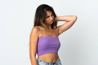 Beyaz arka planda boynu ağrıyan beyaz bir kadın.