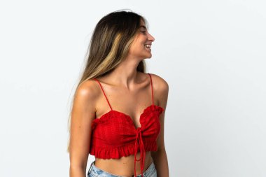 Beyaz arka planda izole edilmiş beyaz bir kadın. Yan pozisyonda gülüyor.