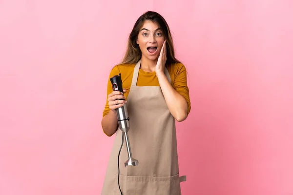 Jonge Chef Kok Vrouw Met Behulp Van Hand Blender Geïsoleerd — Stockfoto