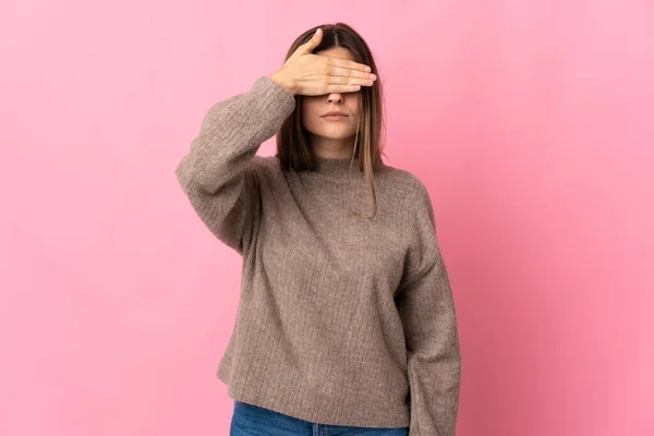 Mulher Eslovaca Jovem Isolado Fundo Rosa Cobrindo Olhos Por Mãos — Fotografia de Stock