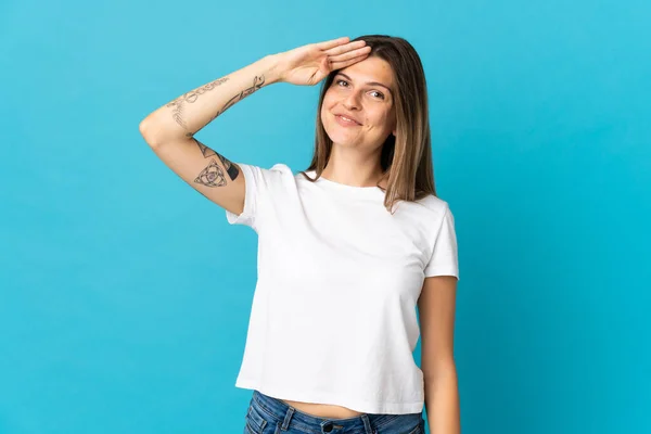 Jovem Mulher Eslovaca Isolado Fundo Azul Saudando Com Mão Com — Fotografia de Stock