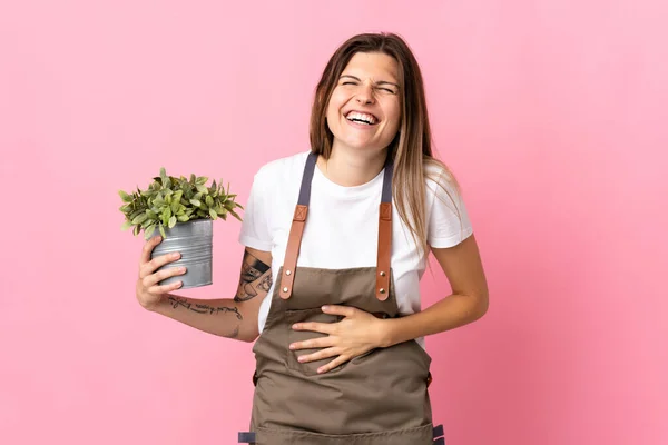 Tuinman Vrouw Houden Van Een Plant Geïsoleerd Roze Achtergrond Glimlachen — Stockfoto