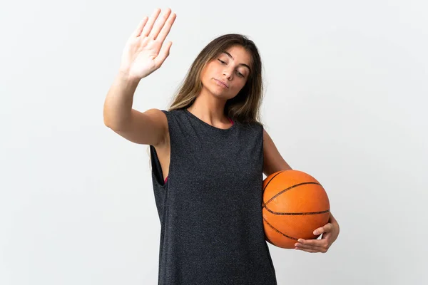 年轻女子在白人背景下孤立无援地打篮球 举手投足让人失望 — 图库照片