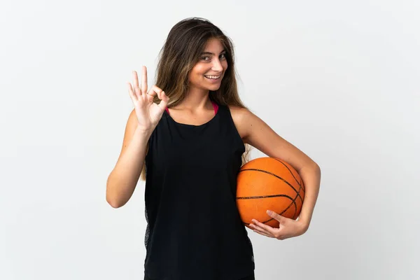年轻的高加索女人被隔离在白人背景下打篮球和做Ok手势 — 图库照片