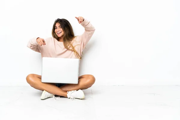 Giovane Donna Con Computer Portatile Seduto Sul Pavimento Isolato Sfondo — Foto Stock
