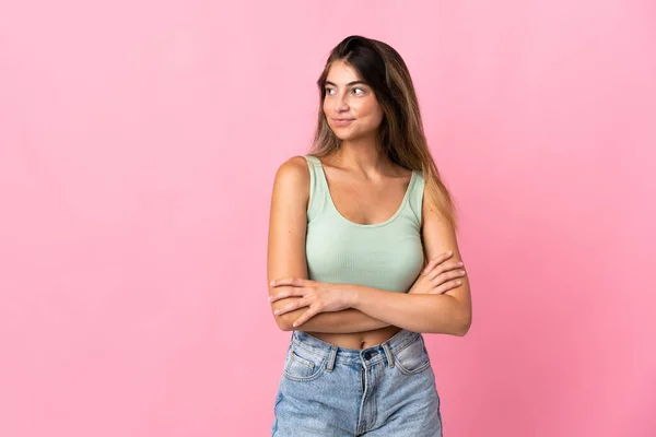 Jonge Blanke Vrouw Geïsoleerd Roze Achtergrond Zoek Naar Zijkant — Stockfoto