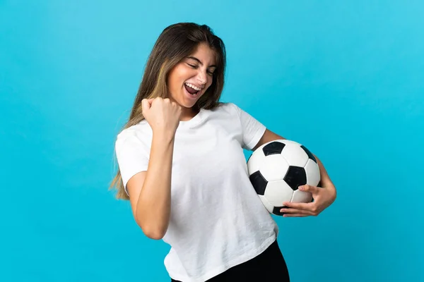 Jeune Femme Caucasienne Isolée Sur Fond Bleu Avec Ballon Football — Photo