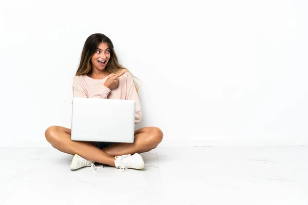 Giovane Donna Con Computer Portatile Seduto Sul Pavimento Isolato Sfondo — Foto Stock