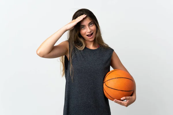 若いです女性プレーバスケットボール隔離された白い背景とともに驚きの表現 — ストック写真