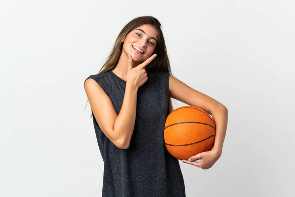 年轻女子在白底孤零零地打篮球 快乐而微笑 — 图库照片