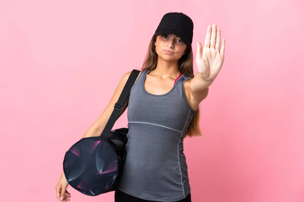 Νεαρή Αθλητική Γυναίκα Τσάντα Αθλητισμού Απομονώνονται Ροζ Φόντο Κάνοντας Στάση — Φωτογραφία Αρχείου