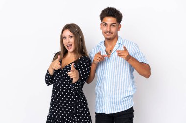 Beyaz arka planda izole genç beyaz çift parmak sana