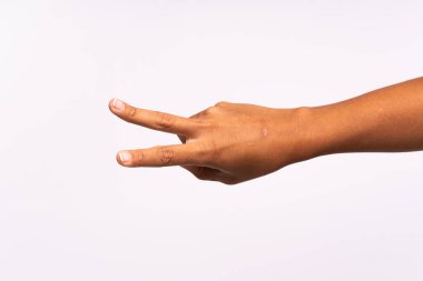 Renk arkaplanına karşı iki numarayı gösteren el 