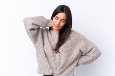 Genç esmer kadın, soyutlanmış beyaz arka planda, boyun ağrısı var.