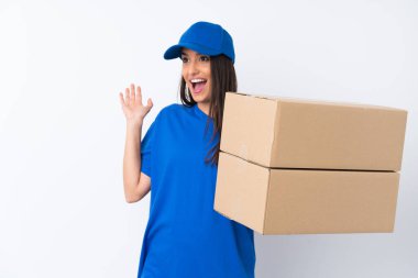 Soyutlanmış beyaz bir geçmişi olan genç teslimatçı kadın. Şaşırtıcı yüz ifadesi var.