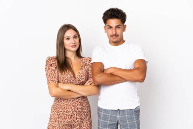 Beyaz arka planda izole genç beyaz çift kollarını çapraz tutmak