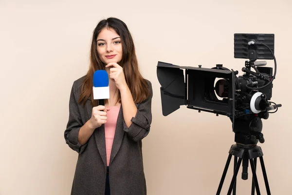Femme Journaliste Tenant Microphone Rapportant Des Nouvelles Sur Fond Isolé — Photo