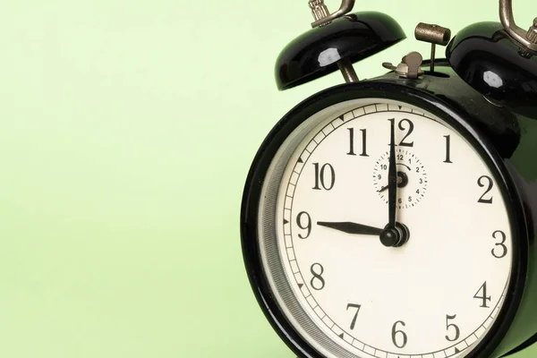 Alarm Saati Renk Arkaplanı Karşısında — Stok fotoğraf