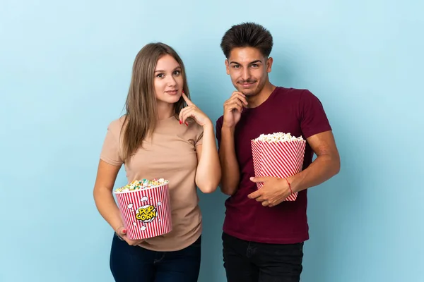 Pareja Comiendo Palomitas Maíz Mientras Una Película Aislada Sobre Fondo — Foto de Stock