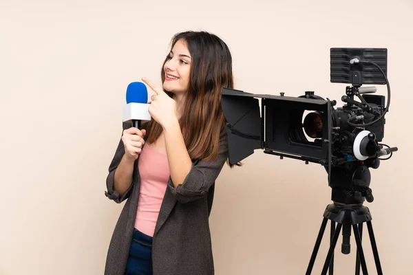 Mulher Repórter Segurando Microfone Reportando Notícias Sobre Fundo Isolado Apontando — Fotografia de Stock