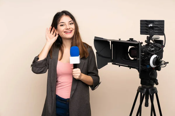 Muhabir Kadın Mikrofon Tutuyor Izole Edilmiş Bir Arkaplanda Haber Sunuyor — Stok fotoğraf