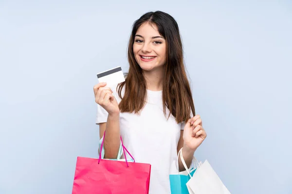 Joven Morena Sobre Fondo Azul Aislado Sosteniendo Bolsas Compras Una — Foto de Stock