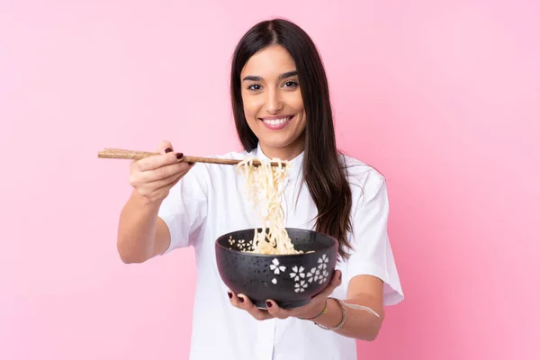 Junge Brünette Frau Auf Isoliertem Rosa Hintergrund Hält Eine Schüssel — Stockfoto