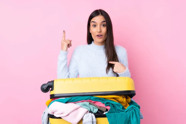 Viaggiatore Donna Con Una Valigia Piena Vestiti Sfondo Rosa Isolato — Foto Stock