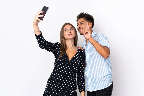 Jovem Casal Caucasiano Isolado Fundo Branco Fazendo Uma Selfie Com — Fotografia de Stock