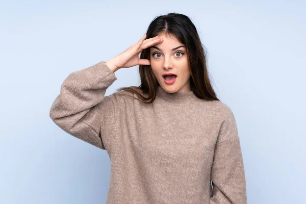 Mladá Brunetka Žena Svetru Přes Izolované Modré Pozadí Právě Něco — Stock fotografie