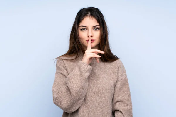 Mladá Brunetka Žena Nosí Svetr Přes Izolované Modré Pozadí Ukazující — Stock fotografie