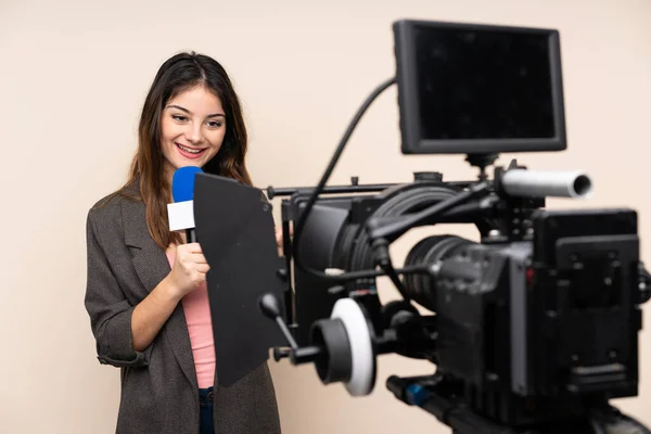 Reportérka Drží Mikrofon Hlásí Zprávy Izolovaném Bílém Pozadí — Stock fotografie