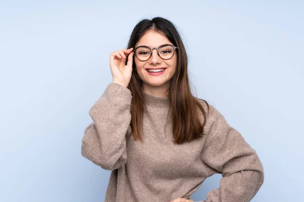 Jovem Morena Vestindo Uma Camisola Sobre Fundo Azul Isolado Com — Fotografia de Stock