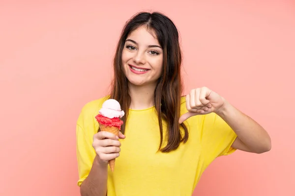 Joven Morena Sosteniendo Helado Corneta Sobre Fondo Rosa Aislado Orgullosa —  Fotos de Stock