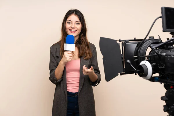 Mulher Repórter Segurando Microfone Reportando Notícias Sobre Fundo Branco Isolado — Fotografia de Stock