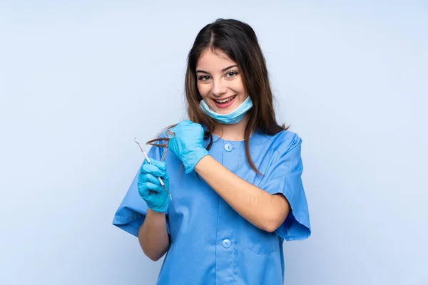 Dentystka Trzyma Narzędzia Odizolowanym Niebieskim Tle Świętując Zwycięstwo — Zdjęcie stockowe
