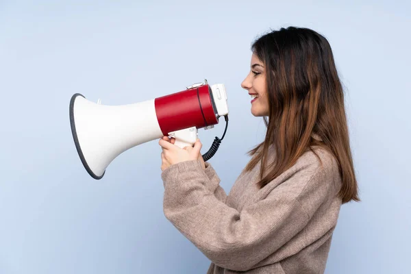 Jonge Brunette Vrouw Het Dragen Van Een Trui Geïsoleerde Blauwe — Stockfoto