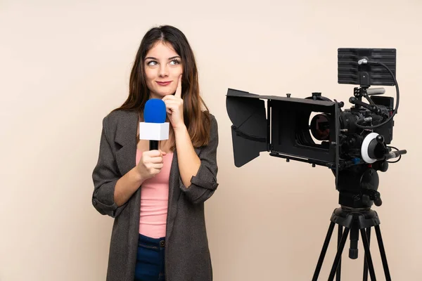 Mulher Repórter Segurando Microfone Relatando Notícias Sobre Fundo Isolado Pensando — Fotografia de Stock