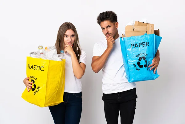 Beyaz Arka Planda Izole Edilmiş Plastik Kağıt Dolu Bir Çanta — Stok fotoğraf