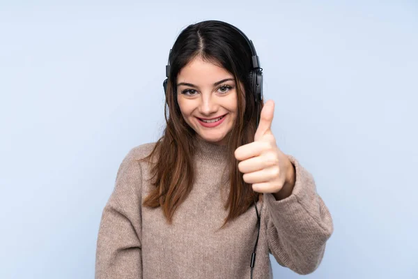 Giovane Donna Bruna Sfondo Blu Isolato Ascoltare Musica Con Pollice — Foto Stock