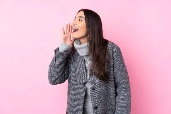 Joven Morena Sobre Fondo Rosa Aislado Gritando Con Boca Abierta —  Fotos de Stock