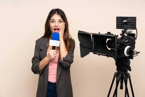 Elinde Mikrofon Olan Gazeteci Kadın Sürpriz Bir Yüz Ifadesiyle Izole — Stok fotoğraf