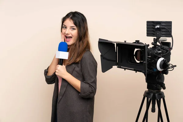 Femme Journaliste Tenant Microphone Rapportant Des Nouvelles Sur Fond Isolé — Photo