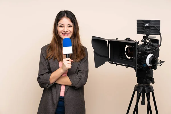 Muhabir Kadın Mikrofon Tutuyor Arka Plandan Haber Veriyor Gülüyor — Stok fotoğraf