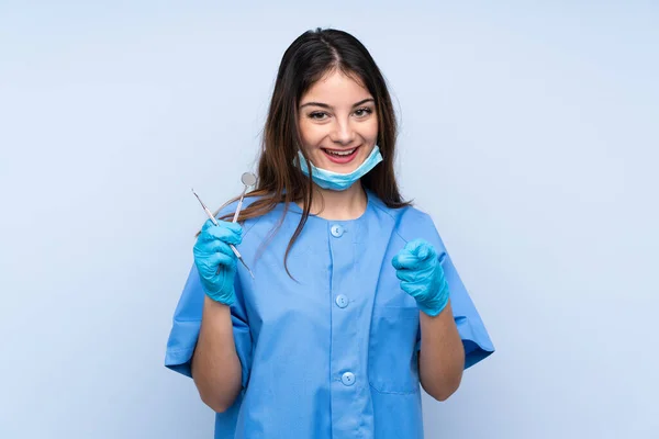 Žena Zubař Drží Nástroje Přes Izolované Modré Pozadí Ukazuje Prst — Stock fotografie