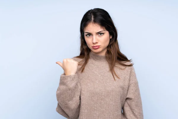 Mladá Brunetka Žena Nosí Svetr Přes Izolované Modré Pozadí Nešťastné — Stock fotografie