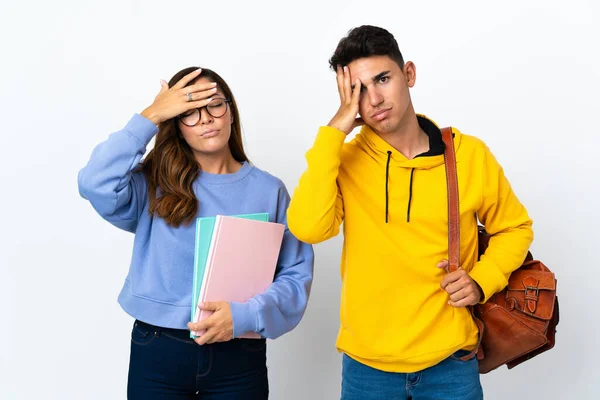 Junges Studentenpaar Isoliert Auf Weißem Hintergrund Mit Überraschung Und Schockiertem — Stockfoto