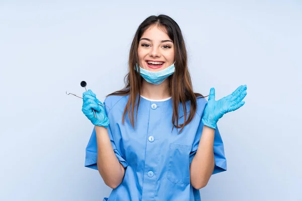 Žena Zubař Drží Nástroje Přes Izolované Modré Pozadí Nešťastný Frustrovaný — Stock fotografie