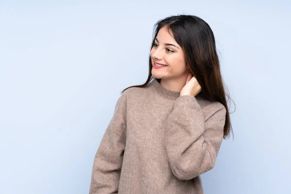 Jovem Morena Mulher Vestindo Suéter Sobre Isolado Azul Fundo Pensando — Fotografia de Stock